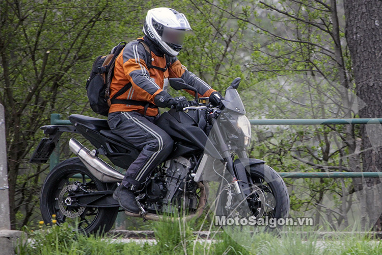 KTM Duke 800 2017 trên đường chạy thử