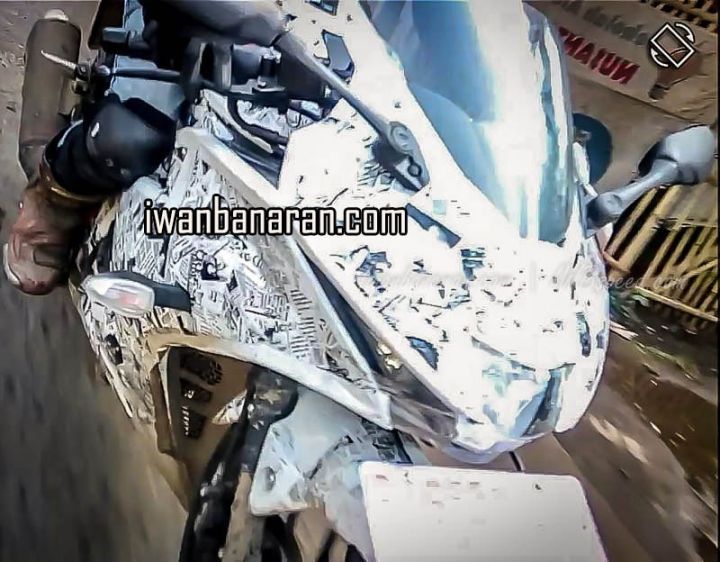 BMW S310RR lộ diện hình ảnh đầu đèn