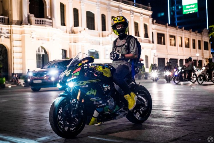 Bộ ảnh Yamaha R1 2015 độ tem Rossi cực đẹp trong đêm
